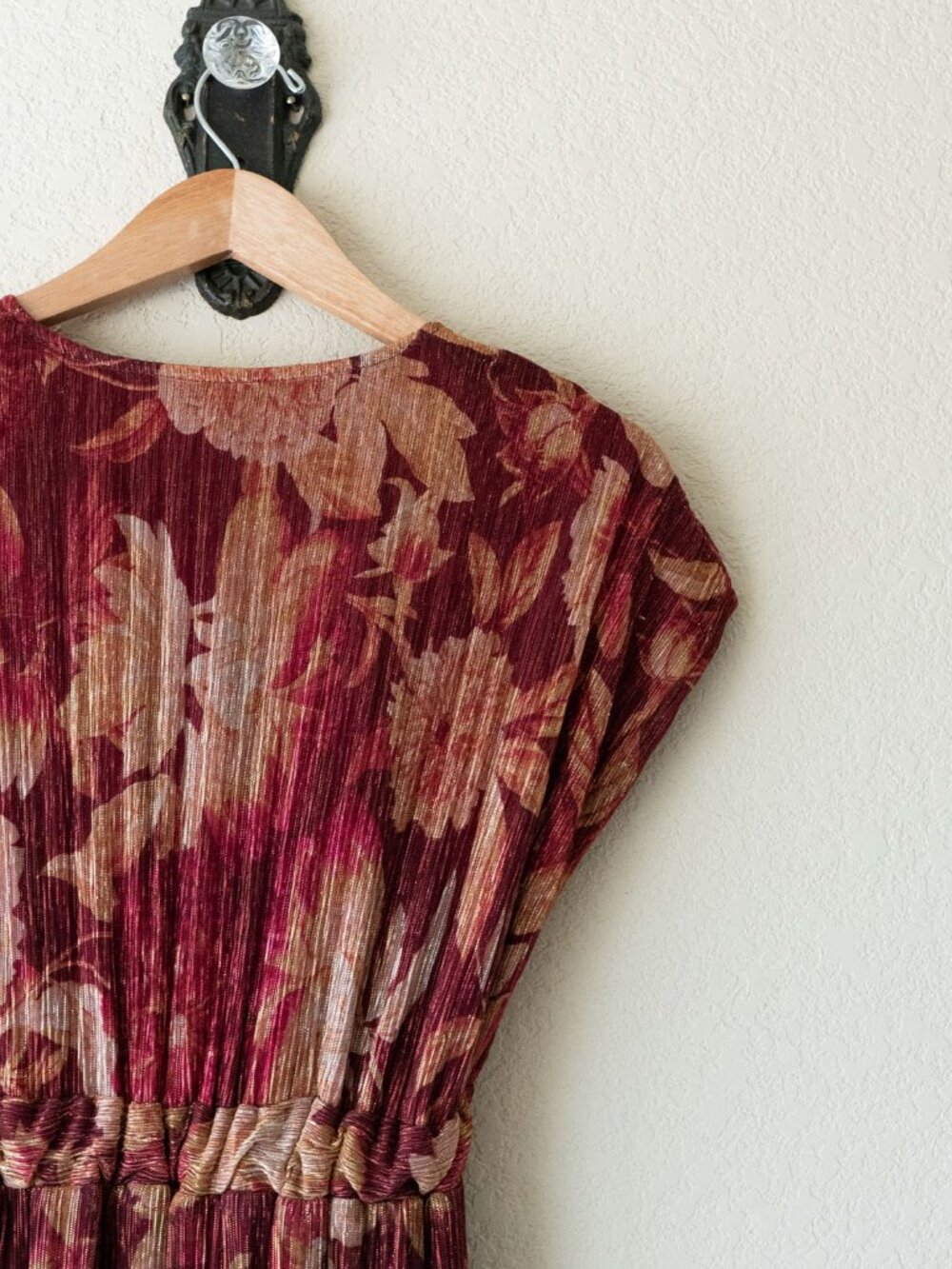 VICI Burgundy Floral Metallic Gold Pleated Maxi Dress XS Deep V Neck Slit - Picture 14 of 15
